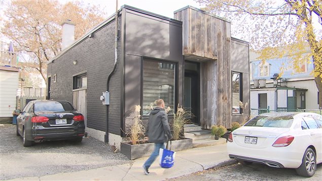 Une mini-maison dans le quartier Saint-Sauveur. Son propriétaire a rénové et converti une vieille imprimerie. Une mini-maison dans le quartier Saint-Sauveur. Son propriétaire a rénové et converti une vieille imprimerie.