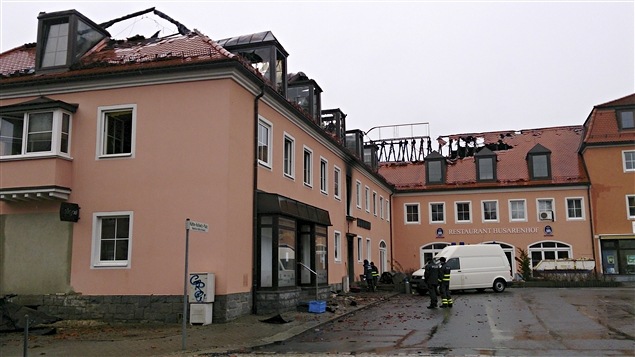 La police et les pompiers se tiennent devant l’hôtel Husarenhof dans l’est de Bautzen, en Allemagne, le 21 février 2016. L’hôtel qui planifiait d’accueillir des migrants dès mars 2016 a été partiellement en proie aux flammes dimanche matin. La police et les pompiers se tiennent devant l’hôtel Husarenhof dans l’est de Bautzen, en Allemagne, le 21 février 2016. L’hôtel qui planifiait d’accueillir des migrants dès mars 2016 a été partiellement en proie aux flammes dimanche matin.