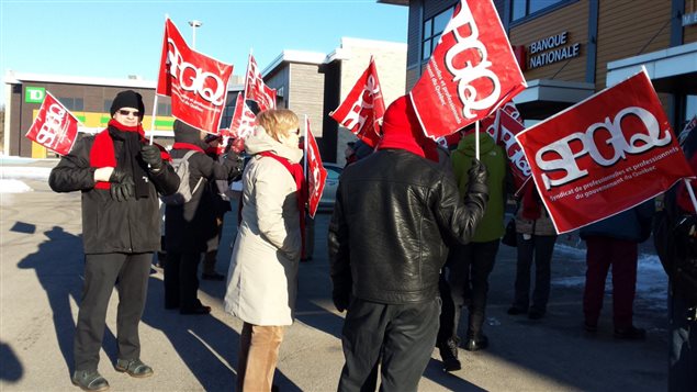 Des manifestants devant les bureaux de Sam Hamad. Des manifestants devant les bureaux de Sam Hamad.
