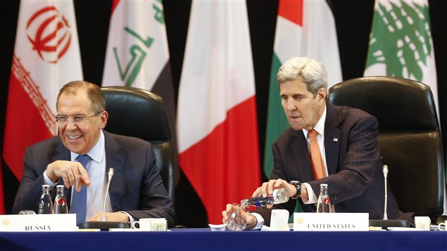 Le ministre russe Sergeï Lavrov et le secrétaire d'État américain John Kerry Le ministre russe Sergeï Lavrov et le secrétaire d'État américain John Kerry