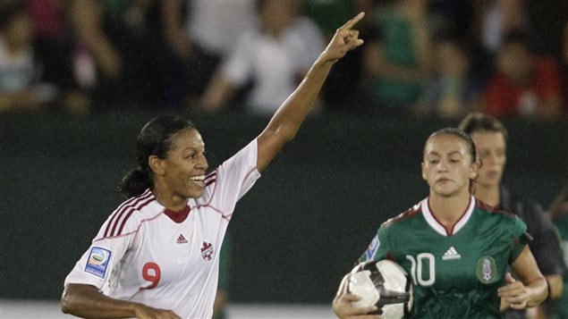 Candace Chapman (à gauche) après avoir marqué contre le Mexique au tournoi de la CONCACAF au Stade Beto Avila à Cancún en 010. Candace Chapman (à gauche) après avoir marqué contre le Mexique au tournoi de la CONCACAF au Stade Beto Avila à Cancún en 010.