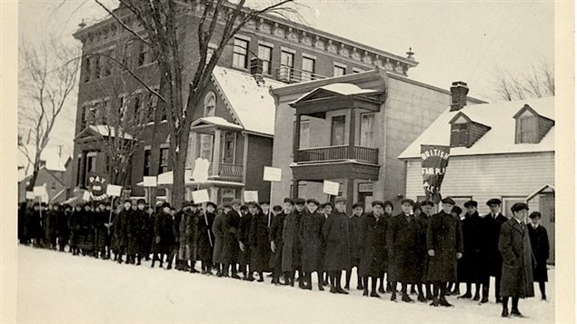 Manifestation d'écoliers contre le Règlement 17, devant l'école Brébeuf, square Anglesea dans la basse-ville d'Ottawa, à la fin janvier ou au début février 1916. Photo : Encyclopédie du patrimoine culturel de l'Amérique française Manifestation d'écoliers contre le Règlement 17, devant l'école Brébeuf, square Anglesea dans la basse-ville d'Ottawa, à la fin janvier ou au début février 1916. Photo : Encyclopédie du patrimoine culturel de l'Amérique française