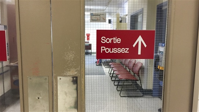 Sortie de l'urgence de l'hôpital Notre-Dame. Sortie de l'urgence de l'hôpital Notre-Dame.
