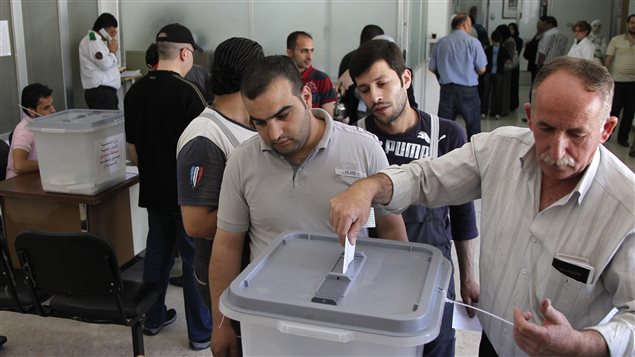 Un bureau de vote à Damas lors des législatives en Syrie en 2012. Un bureau de vote à Damas lors des législatives en Syrie en 2012.