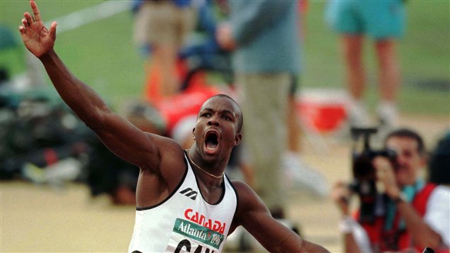 Donovan Bailey crie à la foule après avoir gagné l'or au relais 4 x 100 m aux Jeux olympiques de 1996. Donovan Bailey crie à la foule après avoir gagné l'or au relais 4 x 100 m aux Jeux olympiques de 1996.