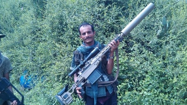 Cette photo, publiée sur Twitter, montre un rebelle houthi brandissant ce qui est vraisemblablement un fusil de précision pour tireur d'élite LRT-3. Cette photo, publiée sur Twitter, montre un rebelle houthi brandissant ce qui est vraisemblablement un fusil de précision pour tireur d'élite LRT-3.
