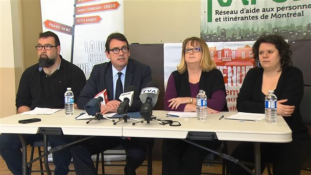 De gauche à droite, François Villemure, directeur général de l'Avenue hébergement communautaire, le chef péquiste Pierre Karl Péladeau, la députée péquiste Carole Poirier, et la coordonnatrice adjointe du RAPSIM, Marjolaine Despars. De gauche à droite, François Villemure, directeur général de l'Avenue hébergement communautaire, le chef péquiste Pierre Karl Péladeau, la députée péquiste Carole Poirier, et la coordonnatrice adjointe du RAPSIM, Marjolaine Despars.