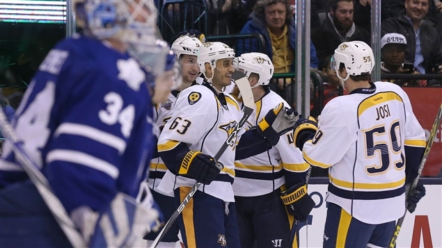 Les Predators célèbrent un des trois buts de Filip Forsberg Les Predators célèbrent un des trois buts de Filip Forsberg
