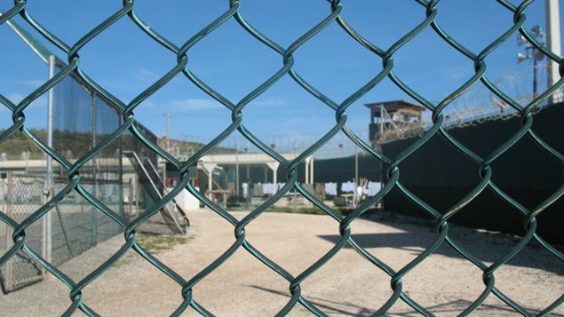 La prison de Guantanamo est l'une des mieux gardée de la planète. La prison de Guantanamo est l'une des mieux gardée de la planète.