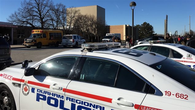 La police enquête sur une agression au couteau à l'école Dunbarton de Pickering. La police enquête sur une agression au couteau à l'école Dunbarton de Pickering.