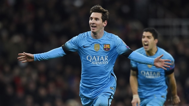 Lionel Messi célèbre un de ses deux buts face à Arsenal Lionel Messi célèbre un de ses deux buts face à Arsenal