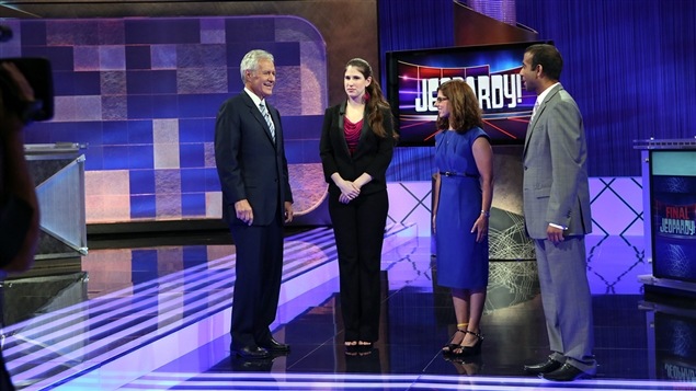 Alex Trebek et des concurrents de l'émission « Jeopardy! » Alex Trebek et des concurrents de l'émission « Jeopardy! »