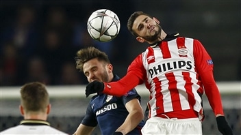 Saul Niguez de l'Atletico dispute le ballon à Gaston Pereiro du PSV Saul Niguez de l'Atletico dispute le ballon à Gaston Pereiro du PSV