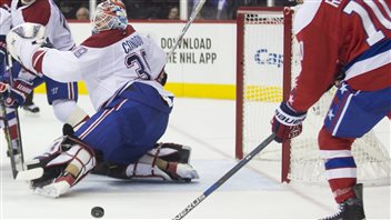 Mike Condon s'illustre devant Mike Richards en deuxième période. Mike Condon s'illustre devant Mike Richards en deuxième période.