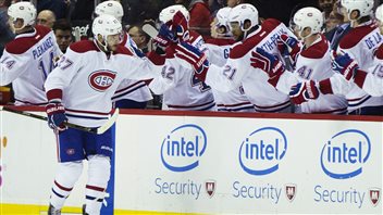 Alex Galchenyuk retourne au banc des siens pour célébrer son but en deuxième période. Alex Galchenyuk retourne au banc des siens pour célébrer son but en deuxième période.