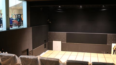 Le nouvel auditorium doté d'une grande fenestration s'étend sur trois niveaux en terme de verticalité. Le nouvel auditorium doté d'une grande fenestration s'étend sur trois niveaux en terme de verticalité.