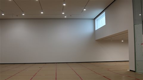 Les immenses salles d'exposition de 1300 mètres carrés comptent une fenêtre offrant un point de vue sur l'extérieur. Les immenses salles d'exposition de 1300 mètres carrés comptent une fenêtre offrant un point de vue sur l'extérieur.