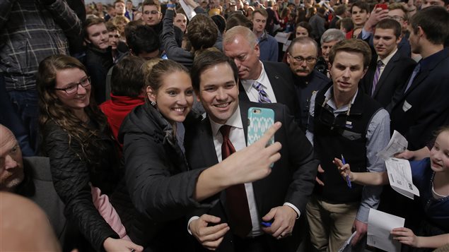 Marco Rubio se fait photographier avec une partisane à Grand Rapids, au Michigan, le soir du caucus du Nevada. Marco Rubio se fait photographier avec une partisane à Grand Rapids, au Michigan, le soir du caucus du Nevada.