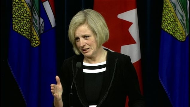 La première ministre de l'Alberta, Rachel Notley, répond aux questions des journalistes le 23 février 2016 à l'Assemblée législative à Edmonton. La première ministre de l'Alberta, Rachel Notley, répond aux questions des journalistes le 23 février 2016 à l'Assemblée législative à Edmonton.