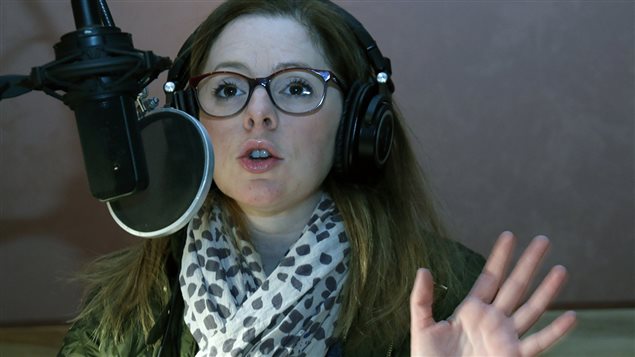 La comédienne Catherine Trudeau pendant l'enregistrement d'un livre audio pour Radio-Canada La comédienne Catherine Trudeau pendant l'enregistrement d'un livre audio pour Radio-Canada