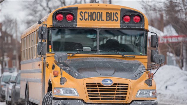 Un autobus scolaire en hiver. Un autobus scolaire en hiver.