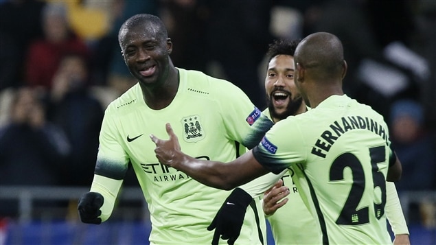 Yaya Toure félicitié par deux coéquipiers Yaya Toure félicitié par deux coéquipiers