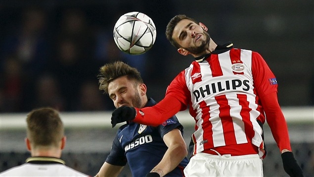 Saul Niguez de l'Atletico dispute le ballon à Gaston Pereiro du PSV Saul Niguez de l'Atletico dispute le ballon à Gaston Pereiro du PSV