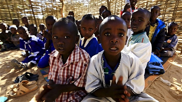 Des enfants réfugiés dans le camp El Geneina, dans l'ouest du Darfour au Soudan, en novembre 2015. Des enfants réfugiés dans le camp El Geneina, dans l'ouest du Darfour au Soudan, en novembre 2015.