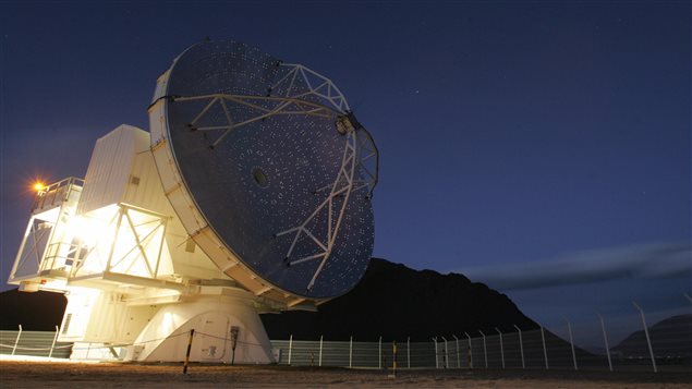 Le télescope APEX, dans le désert du Chili, mesure 12 mètres de haut. Le télescope APEX, dans le désert du Chili, mesure 12 mètres de haut.