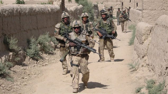 Les troupes canadiennes patrouillent dans le village afghan de Zangadin à la recherche de talibans. Les troupes canadiennes patrouillent dans le village afghan de Zangadin à la recherche de talibans.
