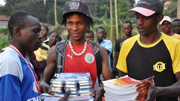 Les dons permettent notamment de fournir du matériel scolaire aux jeunes du Gatina Youth and Empowerment Program. Les dons permettent notamment de fournir du matériel scolaire aux jeunes du Gatina Youth and Empowerment Program.