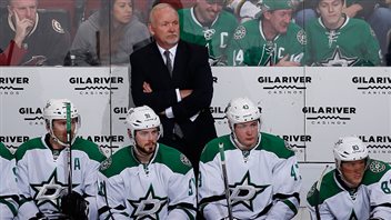 Lindy Ruff derrière le banc des Stars de Dallas Lindy Ruff derrière le banc des Stars de Dallas