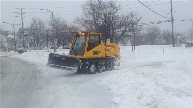 Les services municipaux s'affairent à enlever la neige à Matane. les rues sont glacées. Les services municipaux s'affairent à enlever la neige à Matane. les rues sont glacées.
