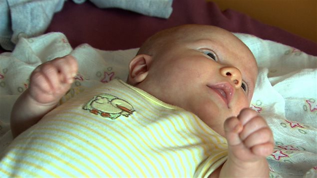 La petite Mathilde, âgée de six semaines, est venue au monde avec l'aide de Louis Maltais. La petite Mathilde, âgée de six semaines, est venue au monde avec l'aide de Louis Maltais.