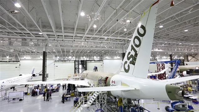 Une usine de Bombardier où l'on assemble des avions de la C Series. Une usine de Bombardier où l'on assemble des avions de la C Series.