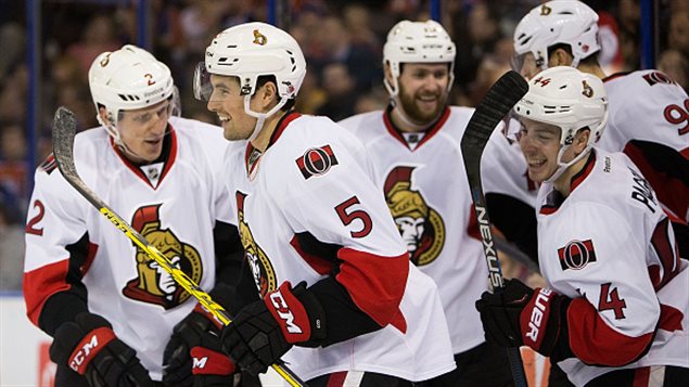 Dion Phaneuf (2), Cody Ceci (5), Zack Smith (15), Jean-Gabriel Pageau (44) et Alex Chiasson (90) des Sénateurs d'Ottawa. Dion Phaneuf (2), Cody Ceci (5), Zack Smith (15), Jean-Gabriel Pageau (44) et Alex Chiasson (90) des Sénateurs d'Ottawa.