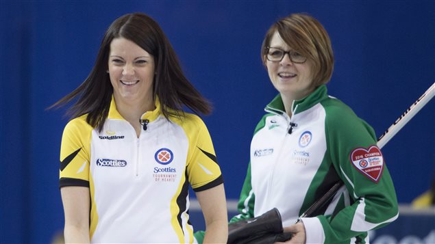 La capitaine du Manitoba, Kerri Einarson (en jaune) et celle de la Saskatchewan, Jolene Campbell (en vert) pourraient s'affronter en bris d'égalité au Tournois des coeurs La capitaine du Manitoba, Kerri Einarson (en jaune) et celle de la Saskatchewan, Jolene Campbell (en vert) pourraient s'affronter en bris d'égalité au Tournois des coeurs