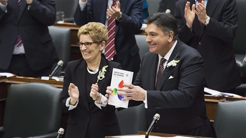 Le ministre des Finances, Charles Sousa, dépose le budget 2016, en compagnie de la première ministre Kathleen Wynne. Le ministre des Finances, Charles Sousa, dépose le budget 2016, en compagnie de la première ministre Kathleen Wynne.