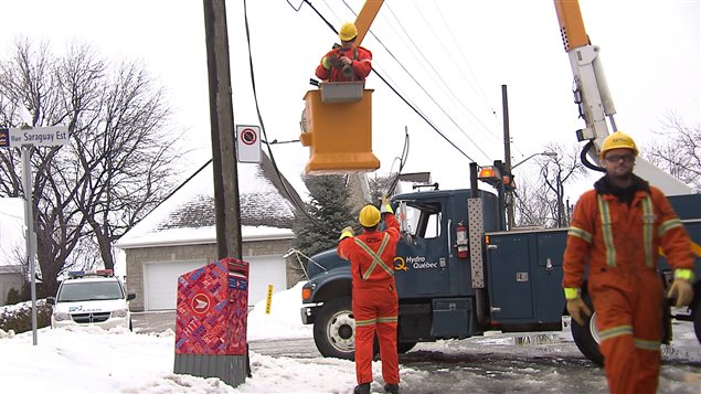 Les monteurs d'Hydro-Québec travaillent à rebrancher les clients de la société d'État dans la région de Hudson. Les monteurs d'Hydro-Québec travaillent à rebrancher les clients de la société d'État dans la région de Hudson.