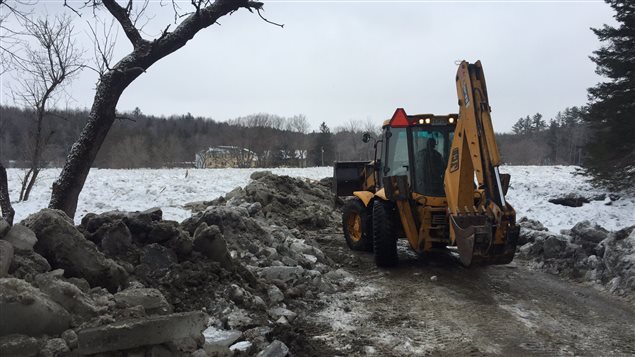 La Ville a envoyé de la machinerie pour aider la famille de Waterville prisonnière des glaces. La Ville a envoyé de la machinerie pour aider la famille de Waterville prisonnière des glaces.