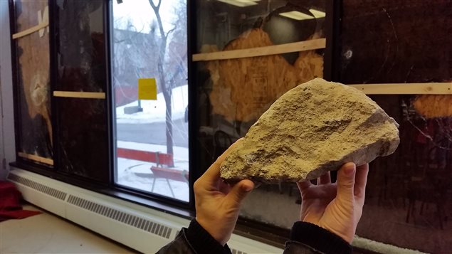 Une des roches lancées dans les vitrines de l'Armée du Salut de Sherbrooke. Une des roches lancées dans les vitrines de l'Armée du Salut de Sherbrooke.