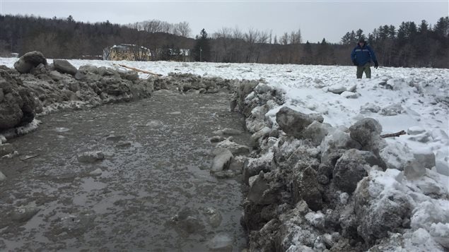 Kevin Ryan a parcouru les 300 mètres de glace qui séparent sa maison de la route. Kevin Ryan a parcouru les 300 mètres de glace qui séparent sa maison de la route.