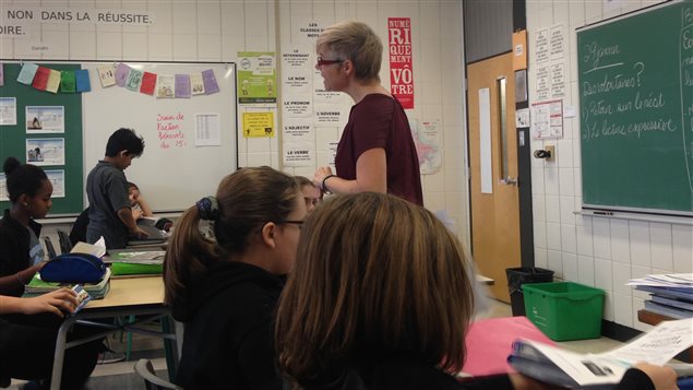 L'enseignante Julie Gagnon avec une classe du PEI, à l'école secondaire Père-Marquette. L'enseignante Julie Gagnon avec une classe du PEI, à l'école secondaire Père-Marquette.