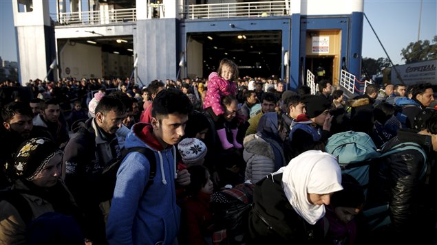 Des réfugiés arrivent à Athènes après avoir transité par les iles de Lesbos et Chios Des réfugiés arrivent à Athènes après avoir transité par les iles de Lesbos et Chios