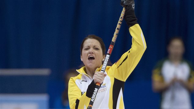 La capitaine de l'équipe de Manitoba, Kerri Einarson, célèbre sa victoire face au Nouveau-Brunswick La capitaine de l'équipe de Manitoba, Kerri Einarson, célèbre sa victoire face au Nouveau-Brunswick