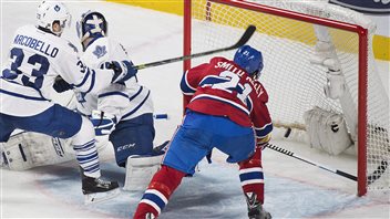 Devante Smith-Pelly marque en deuxième période. Devante Smith-Pelly marque en deuxième période.