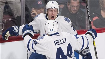 Matt Hunwick célèbre son but en première période avec Morgan Rielly. Matt Hunwick célèbre son but en première période avec Morgan Rielly.