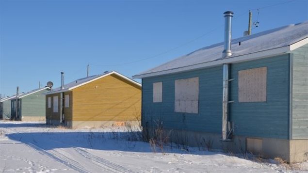 36 maisons ont été condamnées à cause des problèmes de moisissures dus aux inondations fréquentes. 36 maisons ont été condamnées à cause des problèmes de moisissures dus aux inondations fréquentes.