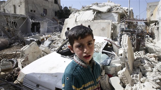 Un jeune garçon devant l'une des piles de décombres qui se trouvent à Douma, l'un des quartiers de Damas contrôlé par les rebelles. Un jeune garçon devant l'une des piles de décombres qui se trouvent à Douma, l'un des quartiers de Damas contrôlé par les rebelles.