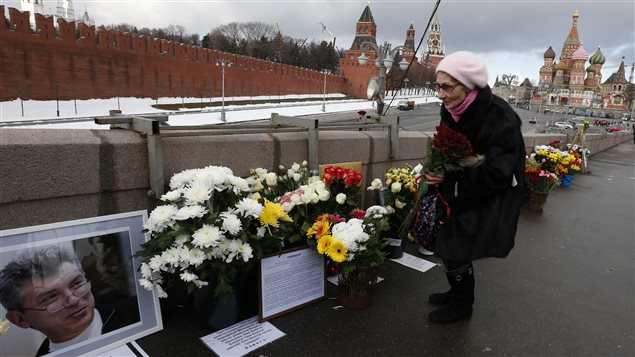 Une femme dépose des fleurs à l'endroit où Boris Nemtsov a été tué. Une femme dépose des fleurs à l'endroit où Boris Nemtsov a été tué.
